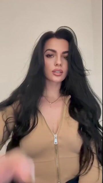 Model - HumbleBrunette loveseeker