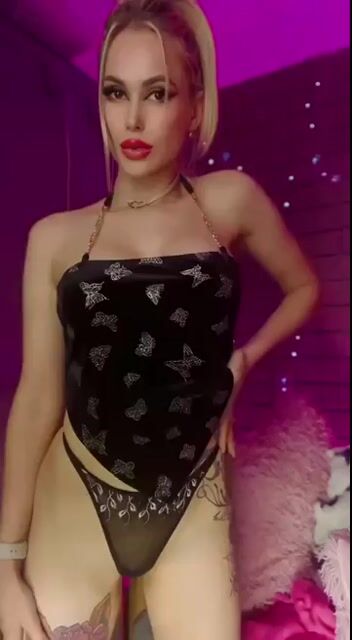 Model - SweetSinX squirt