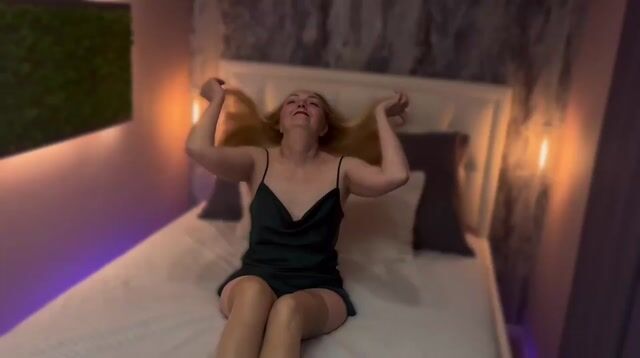 Model - Karen bigtits