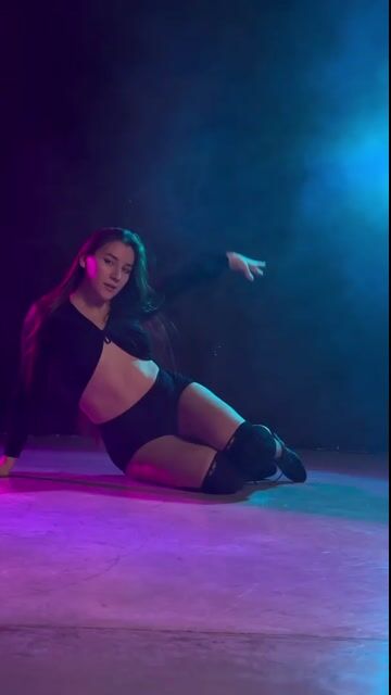 Model - MaryShake flexiblegirl