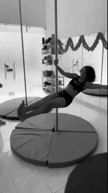 Model - Gaiaroos striptease