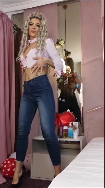 Model - Leya Foster blowjob