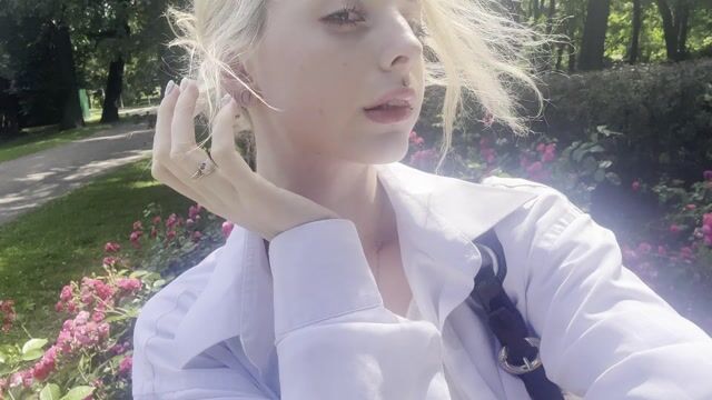 Model - LoraaDoll dildo