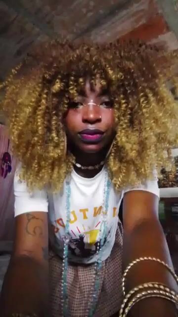 Model - Nina G dedos