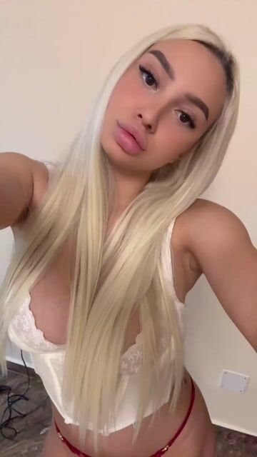 Model - Bad Cherry blondebombshell