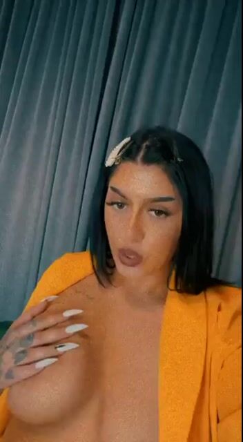 Model - Divine Aria brunette