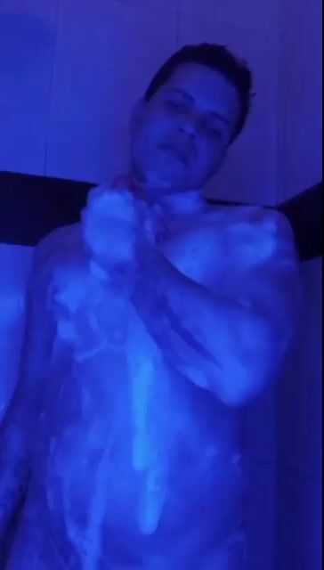 Model - AllanWalker afeitado