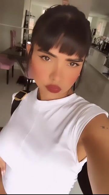 Model - bloom ly feet