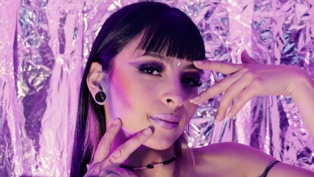 Model - Kind Scarlett sexy