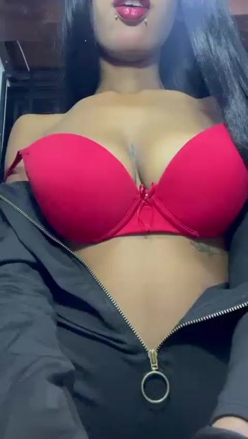 Model - AishaValcazar fingering