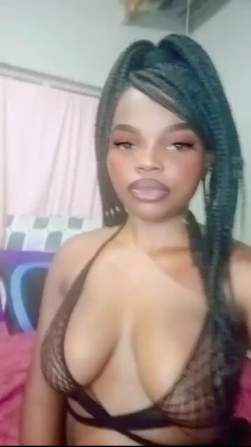 Model - lorraine curvy