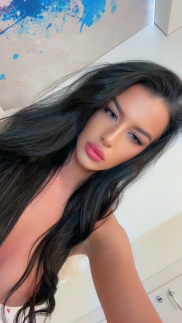 Model - Casiana brunette