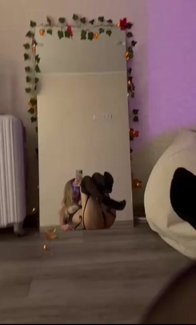 Model - MiaVarlet feet