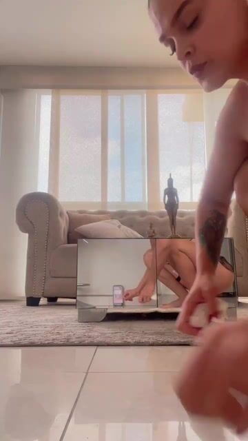 Model - Katha Fosters orgasm