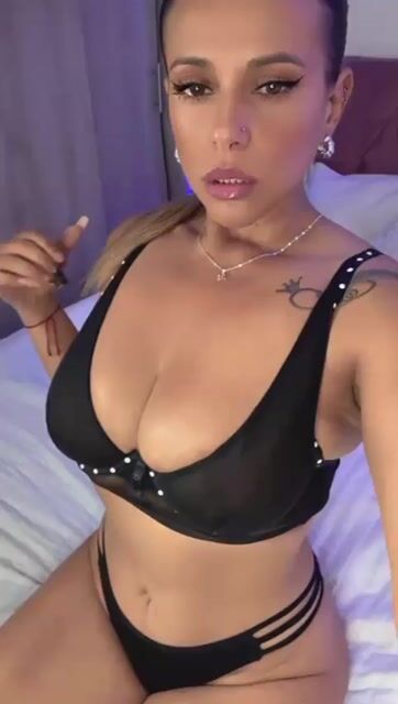 Model - Mara Grey feet