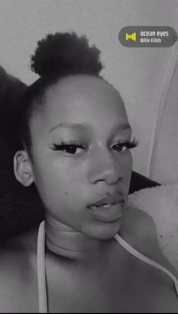 Model - JessieReyez bigtits