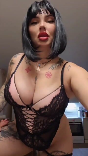 Model - allaloveyou girl