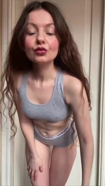 Model - Naily shavedpussy