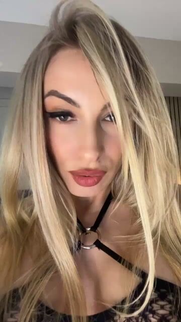 Model - Kylie bigboobs