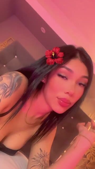 Model - Gigi Mossy striptease