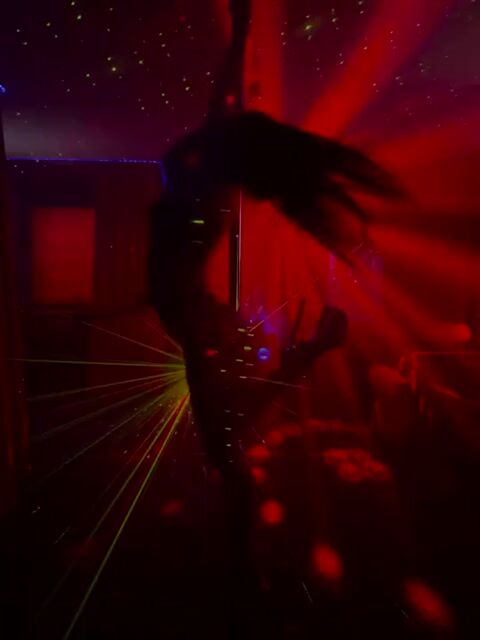 Model - Vivien Peach joi