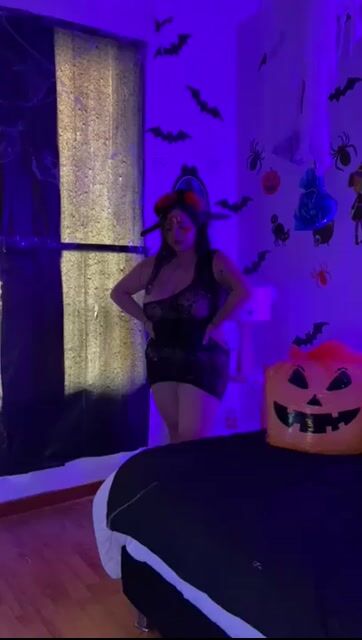 Model - Evelyn Harmond blowjob