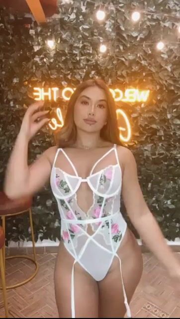 Model - Caro Cano anal