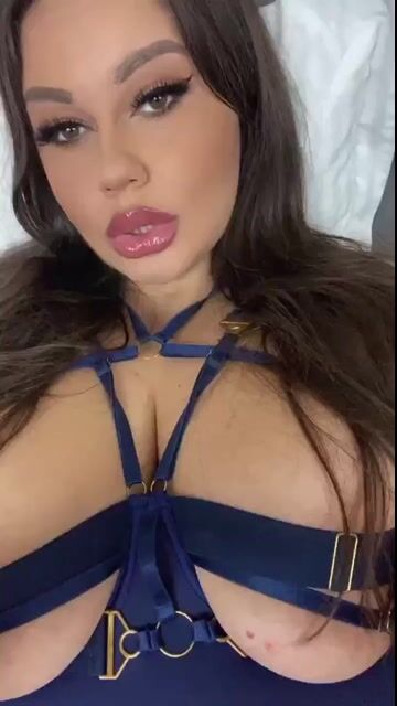 Model - Sascha Blosom curvy