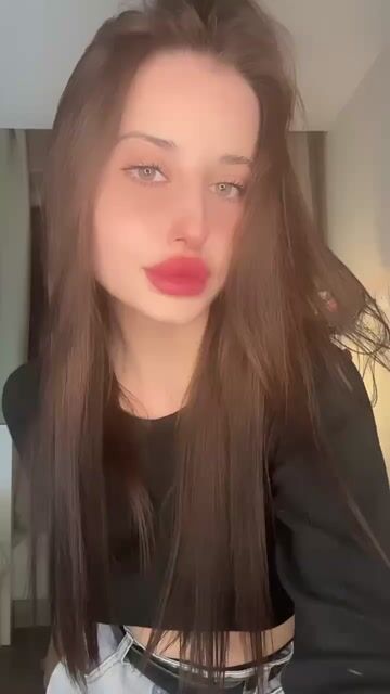 Model - Maya Smit bigboobs