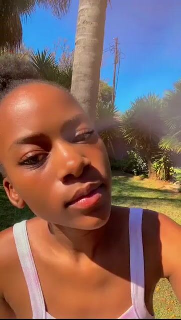 Model - JessieReyez hairypussy