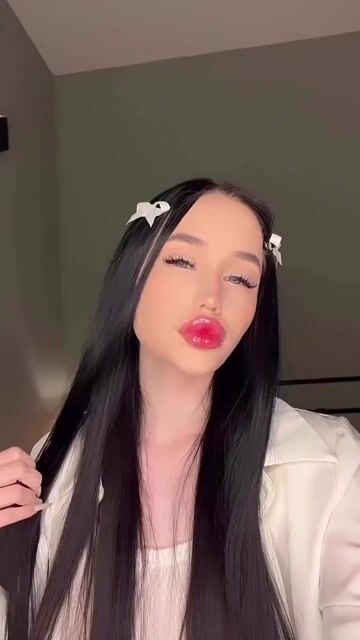 Model - Annie Laar cute