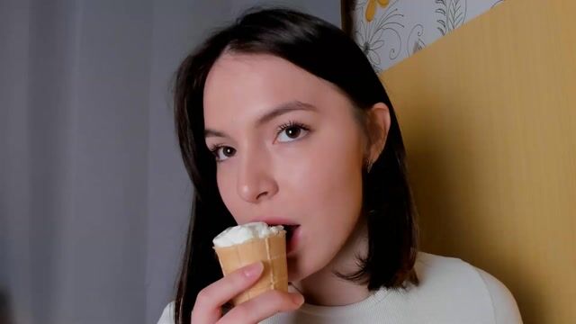 Model - Caroline striptease