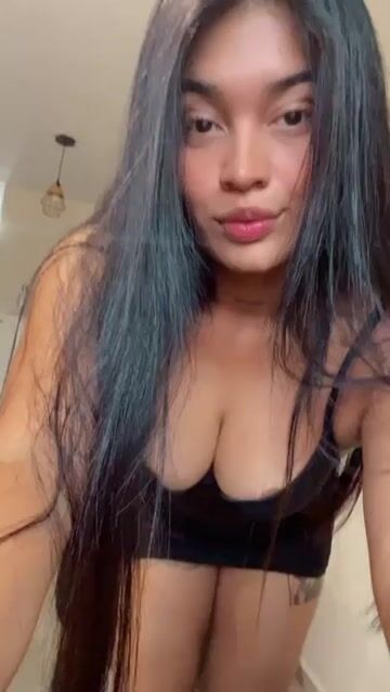 Model - Nahomypl brunette