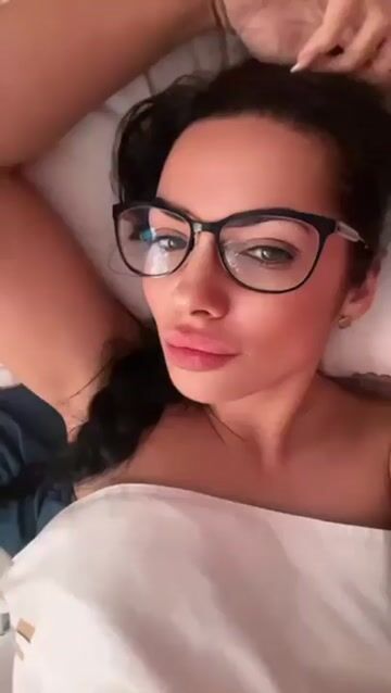 Model - AvahDeluxxe bigtits