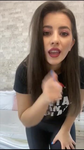 Model - EmillyDevine brunette