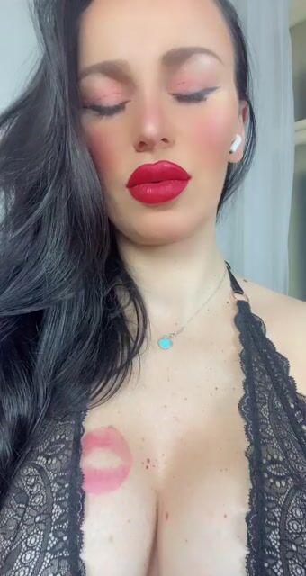 Model - AffinaKisser cuckold