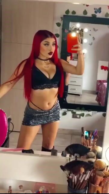 Model - MiaFoxx milf