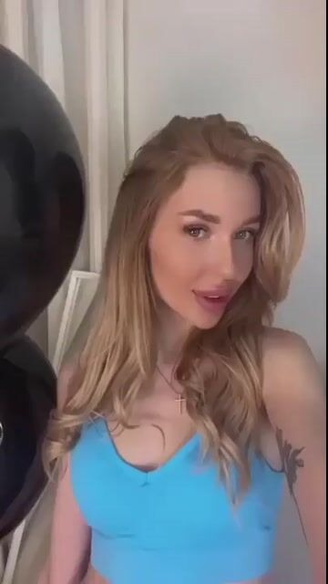 Model - Cara Delevingne squirt