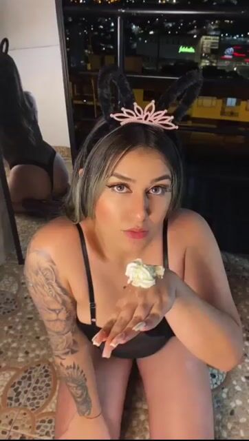 Model - Nicolle White deepthroat