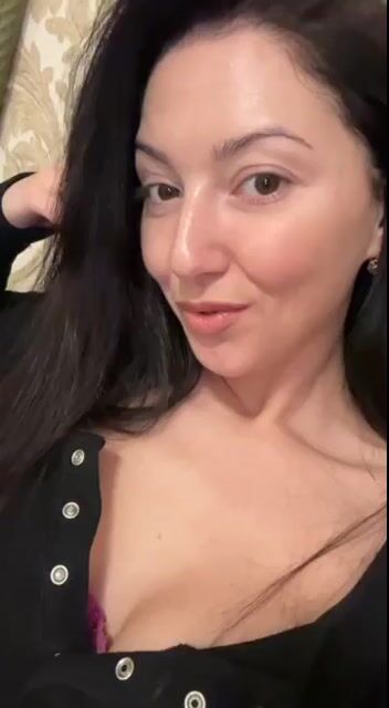 Model - Emily  English Speaker masturbation