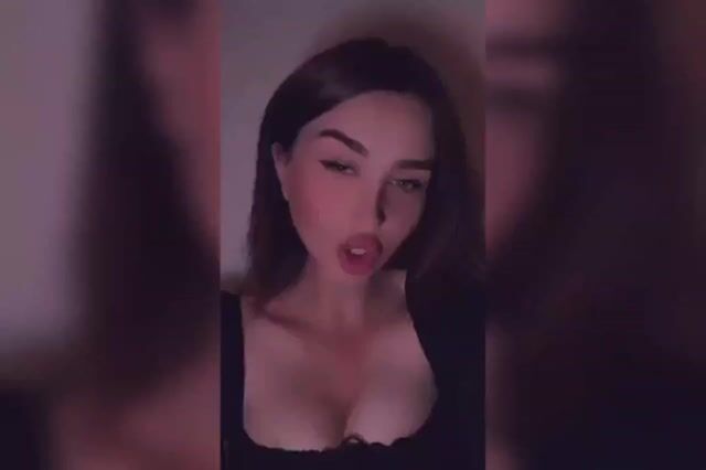 Model - Nelli Assi cum