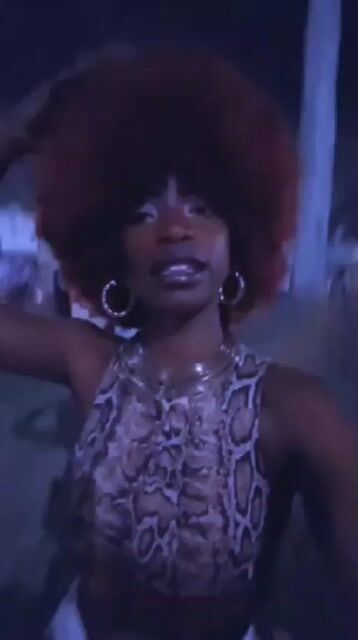 Model - Nina G aceite