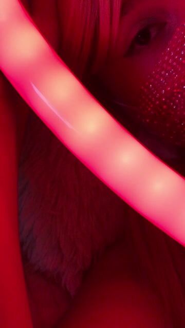 Model - Girl_in_Mask stretching