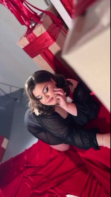 Model - Delicateafterta striptease