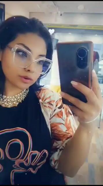 Model - AlejandraFlower latina