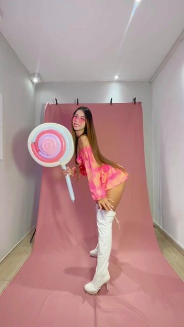 Model - cromsummer footjob