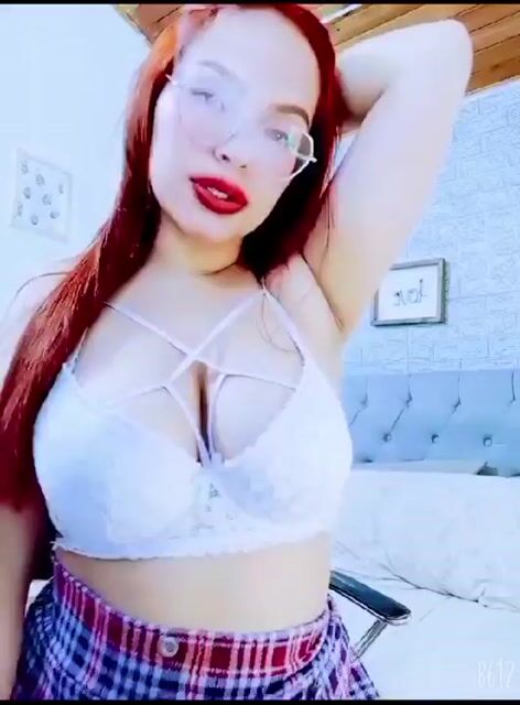 Model - amelia curvy