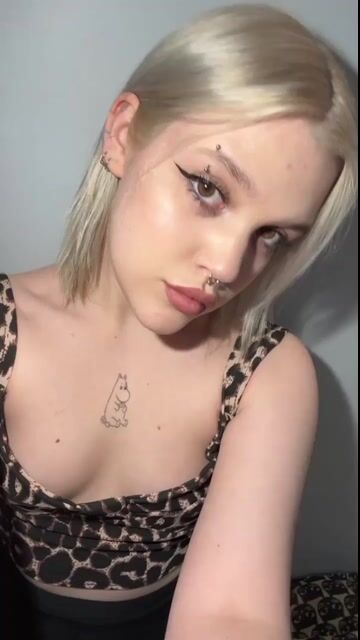 Model - Beatrix deepthroat