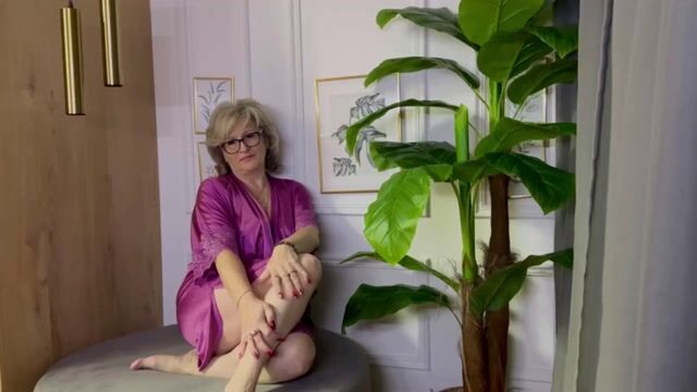 Model - Evelyn bigtits