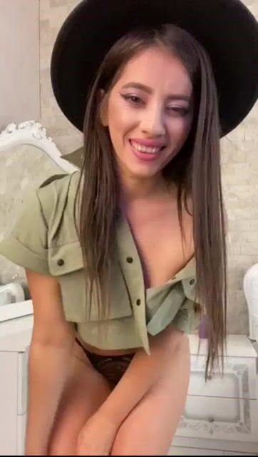 Model - EmillyDevine striptease